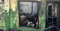 Warga mencari barang di tengah puing-puing rumahnya yang hangus terbakar di Gang Langgar, Kecamatan Tamansari, Jakarta Barat, Minggu, 28 September 2025. (Sumber: POSKOTA | Foto: Pandi Ramedhan)