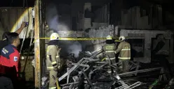 Petugas damkar melakukan pendinginan di lokasi kebakaran, Gang Langgar 1, Kelurahan Tangki, Kecamatan Tamansari, Jakarta Barat, Minggu, 28 September 2025. (Sumber: POSKOTA | Foto: Pandi Ramedhan)