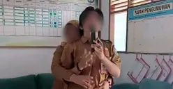 Tangkap layar oknum kepsek dan guru SD di Sindangresmi, Pandeglang, saat karaokean sambil berpelukan di sekolah.