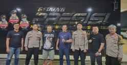 Christian Kapau alias Kece penganiaya kurir paket menyerahkan diri ke Polres Metro Bekasi Kota setelah sempat kabur, Minggu, 28 September 2025. (Sumber: Dok. Polres Metro Bekasi Kota)