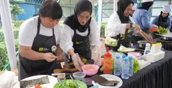 Peserta lomba Cooking Competition “Kompor Listrik ON, Serunya Masak Tanpa Batas” di Kecamatan Cempaka Putih, Jakarta Pusat, tengah menyiapkan hidangan menggunakan kompor induksi. (Sumber: Dok. PLN UID Jakarta Raya)