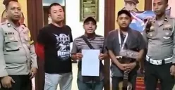A (kedua dari kanan) saat menyampaikan permintaan maaf setelah diamankan karena memaksa mengamen di dalam bus wisatawan asal Jakarta di kawasan wisata Puncak Bogor. (Sumber: Dok Polsek Megamendung)