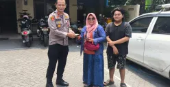 Kapolsek Bojongsari, Kompol Fauzan menyerahkan mobil kepada korban penggelapan kendaraan. (Sumber: Dok. Polsek Bojongsari)