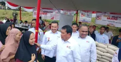 Bupati Tangerang, Moch. Maesyal Rasyid menyerahkan paket sembako dalam acara HUT ke-80 PMI dan HUT ke-393 Kabupaten Tangerang di Volunteer Park PMI, Kecamatan Solear, Minggu, 28 September 2025. (Sumber: Poskota/Veronica Prasetio)