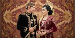 Hasil edit prompt Gemini AI foto prewedding adat Jawa ala studio. (Sumber: Freepik)
