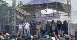 DPRD Kabupaten Bogor mendengar penolakan aktivitas tambang dihentikan di pertigaan Pasar Lebakwangi, Desa Rangasjajar, Kecamatan Cigudeg, Senin, 29 September 2025. (Sumber: Poskota/Giffar Rivana)