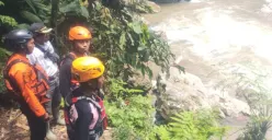 Petugas melakukan pencarian terhadap pria yang hilang setelah terpeleset di Sungai Cikaniki, Nanggung, Kabupaten Bogor. (Sumber: Dok. BPBD Bogor)