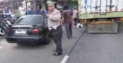 Situasi lalu lintas di TKP kecelakaan di Jalan Raya Jakarta KM 31 RT 01/RW 05, Kelurahan Cisalak, Kecamatan Sukmajaya, Kota Depok, Senin, 29 September 2025. (Sumber: Poskota/Angga Pahlevi)