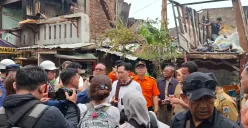 Anggota DPRD Jakarta, Kevin Wu, saat meninjau lokasi kebakaran di Kelurahan Tangki, Kecamatan Tamansari, Jakarta Barat. (Sumber: Istimewa)