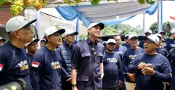Mensos Gus Ipul dan Ketum Karang Taruna meninjau lapak bibir buah anggur dan alpukat di Sukahati, Cibinong, Kabupaten Bogor. (Sumber: Istimewa)
