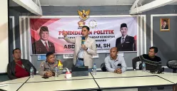 SOSIALISASI: Anggota Komisi IV DPRD Jawa Barat, Abdul Karim, saat menggelar sosialisasi pendidikan politik di aula Desa Nagrak, Kecamatan Cianjur, Kabupaten Cianjur. (Sumber: Istimewa)