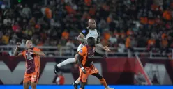 Potret pemain Persija Jakarta, Gustavo Almeida saat berduel di udara dengan pemain Borneo FC. (Sumber: Persija)