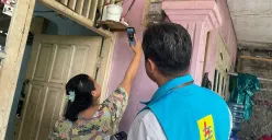 Manager PLN UP3 Bintaro Hendar Prisnadianta (kanan) memberikan edukasi langsung kepada pelanggan untuk melakukan Catat Meter Mandiri. (Sumber: Dok. PLN UID Jakarta Raya)