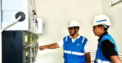 Manager PLN UP3 Cengkareng, Robin Septavyn (kiri), bersama petugas PLN melakukan pengecekan panel listrik saat proses penyalaan listrik untuk PT Niscala Energi Indonesia. (Sumber: Dok PLN UID JAkarta Raya)