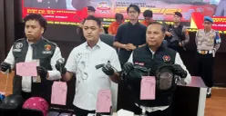Polisi menunjukkan barang bukti yang disita dari pelaku pencurian dan kekerasan terhadap dua remaja di Jalan Raya Pancasan, Kota Bogor. (Sumber: Istimewa)