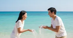 Hasil edit prompt Gemini AI foto liburan romantis di pantai bareng pasangan. (Sumber: Freepik/jcomp)