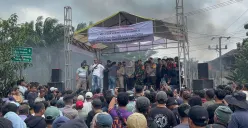 Warga berkumpul di Desa Rangasjajar, Kecamatan Cigudeg, Kabupaten Bogor, menolak kebijakan aktivitas tambang dihentikan, Senin, 29 September 2025. (Sumber: Poskota/Giffar Rivana)