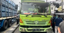 Petugas polisi melakukan olah TKP kecelakaan truk dan motor di Jalan Raya Bogor, Cisalak, Depok, Senin, 29 September 2025. (Sumber: Dok Polres Metro Depok)