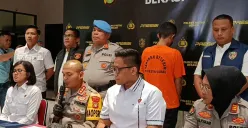 Jumpa pers ustaz tersangka pelecehan seksual di Mapolres Metro Bekasi, Senin, 29 September 2025. (Sumber: Poskota/Nurpini Aulia Rapika)