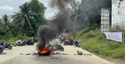 Warga melakukan aksi penolakan penghentian sementara aktivitas tambang di Desa Rangasjajar, Kecamatan Cigudeg, Kabupaten Bogor. (Sumber: Poskota/Giffar Rivana)
