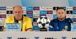 Pelatih Persib, Bojak Hodak dan Marc Klok saat menyampaikan keterangan pers pra-pertandingan kontra Bangkok United, Selasa, 30 September 2025. (Sumber: persib.co.id)