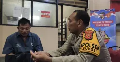 Kapolsek Cileungsi, Kompol Edison saat menginterogasi pelaku pencopetan di acara penyerahan kunci rumah bersubsidi yang dihadiri Presiden RI, Prabowo Subianto. (Sumber: Dok Polsek Cileungsi)