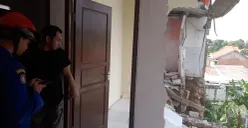 TRC Penanggulangan Bencana Damkar Kota Depok melakukan assement rumah yang alami longsor akibat hujan deras. (Sumber: Dok Damkar PB Kota Depok)