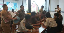 Petugas mendatangi restoran mie di Kecamatan Ciruas, Kabupaten Serang. (Sumber: Dok. Satpol PP Serang)