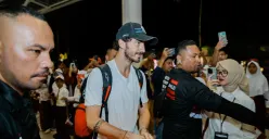 Bandara Lombok kedatangan 843 personel MotoGP dari Jepang jelang balapan di MotoGP Mandalika 2025. (Sumber: MGPA)