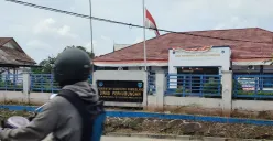 Bendera setengah tiang berkibar di halaman depan Kantor Dishub Kabupaten Pandeglang, Selasa, 30 September 2025. (Sumber: Poskota/Samsul Fatoni)