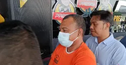 KC, pelaku penganiayaan dan pengancaman terhadap kurir J&T di Bekasi Utara saat digiring polisi saat ekspose perkara di Mapolres Metro Bekasi Kota pada Selasa, 30 September 2025. (Sumber: POSKOTA | Foto: Nurpini Aulia Rapika)