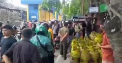 Warga berkerumun di lokasi insiden penusukan pemilik agen gas di kawasan Duri Kepa, Kebon Jeruk, Jakarta Barat, Selasa, 30 September 2025. (Sumber: Istimewa)