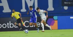 Potret pemain Persib Bandung, Berguinho saat berduel dengan punggawa Lion City Sailors di ajang ACL Two. (Sumber: Persib)