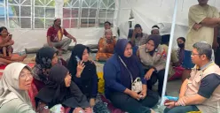 Tim Psikologi SDM Polda Jatim memberikan trauma healing kepada korban dan keluarga korban bangunan Ponpes Al Khoziny, Sidoarjo, yang ambruk. (Sumber: Dok Humas Polda Jatim)