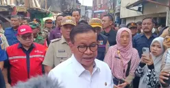 Gubernur Jakarta Pramono Anung saat meninjau lokasi kebakaran permukiman padat penduduk di Kelurahan Tangki, Tamansari, Jakarta Barat, Selasa, 30 September 2025. (Sumber: Poskota/Pandi Ramedhan)