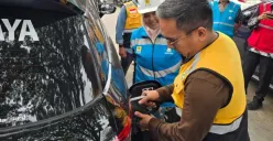 Simulasi pengisian daya mobil listrik oleh General Manager SBU KBN Cakung, Arief Maulana didampingi Manager PLN UP3 Marunda, Suzana Zein. (Sumber: Dok. PLN UID Jakarta Raya)