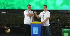 VP Sustainability Telkom, Gunawan Wasisto Ciptaning Andri menyerahkan Segregated Waste Bin kepada Direktur TLT Suratman saat acara Tenant Day di The Telkom Hub, Telkom Indonesia, Kamis, 25 September 2025. (Sumber: Dok. Telkom Indonesia)