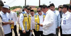 Bupati Tangerang meninjau langsung pembangunan Jalan Pakuhaji dan Sukadiri. (Sumber: Istimewa)