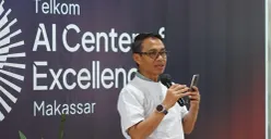 Direktur IT Digital Telkom Faizal Rochmad Djoemadi memberikan sambutan dalam agenda kunjungan kerja ke AI Center Makassar beberapa waktu lalu. (Sumber: Istimewa)