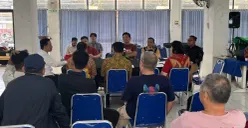 Audiensi penghuni Rusunami City Park terkait proses serah terima dokumen kepemilikan dan fasilitas umum (fasum-fasos), Kamis, 2 April 2026. (Sumber: Poskota/Pandi Ramedhan)