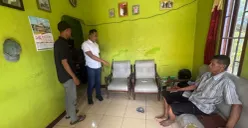 Petugas Unit Reskrim Polsek Ciruas melakukan olah TKP terkait kasus penganiayaan berat di Desa Kaserangan, Kecamatan Ciruas. (Sumber: Polsek Ciruas)