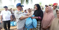 Mendagri Tito Karnavian tinjau pengungsi di Aceh Tamiang. (Sumber: Istimewa)