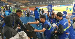 Kegiatan bersih-bersih atau jaga kebersihan yang dilakukan di tiap laga Persib, di Stadion GBLA, Gedebage, Kota Bandung. (Sumber: Poskota/Gatot Poedji Utomo)