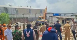 Keributan saat proses relokasi warga Kampung Bilik dengan pemerintah terkait lahan yang akan digunakan sebagai tempat pemakaman umum (TPU) Pegadungan di Kalideres, Jakarta Barat, pada Senin, 6 April 2026. (Sumber: Istimewa)