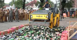 Ribuan botol miras hasil operasi Januari hingga Maret dimusnahkan oleh Satpol PP Kota Serang di Alun-alun Kota Serang, Senin, 6 April 2026. (Sumber: Dok. Kominfo Kota Serang)