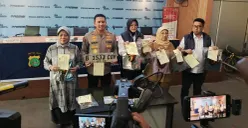 Konferensi pers pengungkapan kasus dugaan tindakan pencabulan driver online atau taksi online terhadap penumpangnya, di Polda Metro Jaya, Jakarta Selatan, Senin, 6 April 2026. (Sumber: Poskota/Ali Mansur)