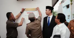 Staf Khusus Menteri Agama Republik Indonesia, Gugun Gumilar, membuka kembali segel Yayasan dan Rumah Doa Jemaat POUK Tesalonika di Teluknaga, Kabupaten Tangerang, Banten, Senin, 6 April 2026. (Sumber: Dok. Kemenag)