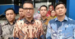 Wakil Ketua Umum Partai Solidaritas Indonesia (PSI) Ronald Aristone Sinaga alias Bro Ron (tengah) melaporkan rekan satu firma hukumnya ke Polda Metro Jaya, Selasa, 7 April 2026. (Sumber: Poskota/ Ali Mansur)