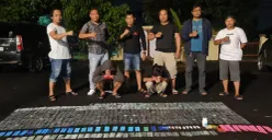 Polisi menangkap dua pelaku kurir dan bandar obat daftar G dengan barang bukti ribuan butir pil. (Sumber: Poskota/Angga Pahlevi)