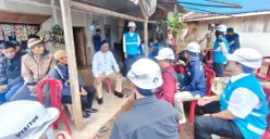 Petugas PLN UP3 Cimahi dan Dirjen Ketenagalistrikan di Kampung Bojong Jambu, Desa Cilangari, Kecamatan Gunung Halu, Kabupaten Bandung Barat, Selasa, 7 April 2026. (Sumber: Poskota/Gatot Poedji Utomo)